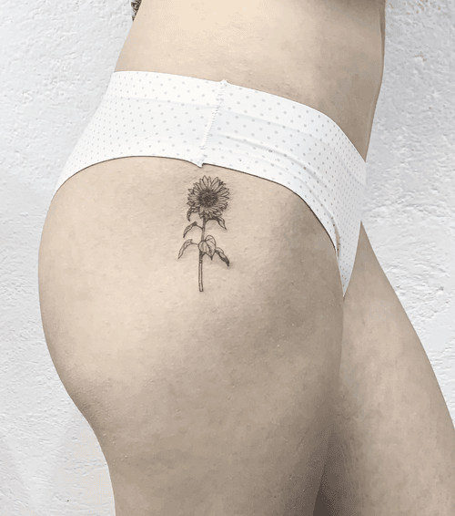 Xăm hình hoa hướng dương ở đùi mini cho nữ - Tượng trưng cho năng lượng tích cực, sự lạc quan và hướng về ánh sáng.