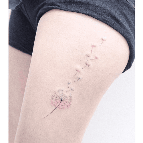 Xăm hình hoa bồ công anh ở đùi cho nữ mini - Đại diện cho ước mơ, hy vọng và sự tự do.