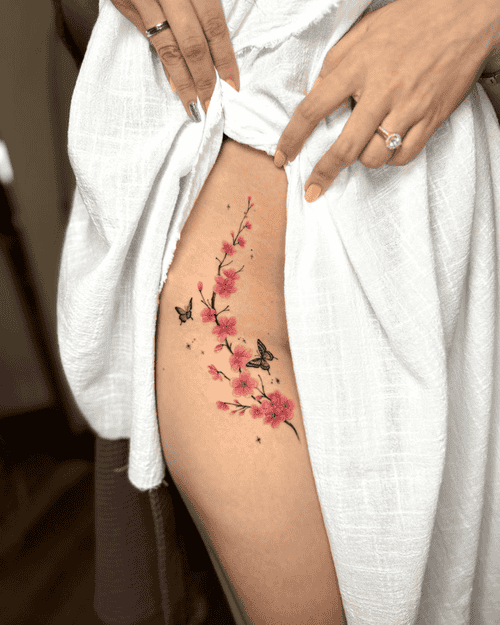 Xăm hình hoa anh đào ở đùi cho nữ mini - Biểu tượng của vẻ đẹp mong manh, phú quý và sự thoáng qua của cuộc sống.