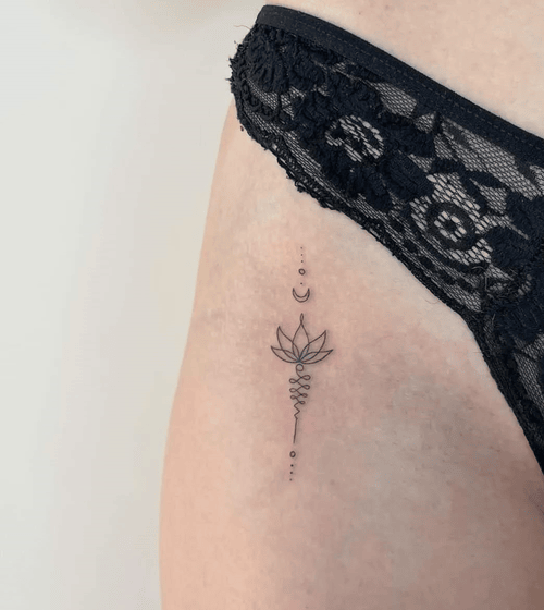 Xăm hình hoa sen nhỏ ở đùi cho nữ mini - Tượng trưng cho sự thanh khiết, tinh khôi và vươn lên từ nghịch cảnh.