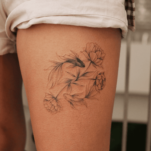 Xăm hình hoa mẫu đơn ở đùi cho nữ mini - Đại diện cho sự giàu sang, cao quý và nữ tính.