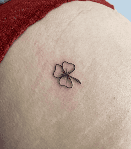 Hình xăm đùi cỏ ba lá cho nữ mini - Tượng trưng cho may mắn, hạnh phúc và hy vọng.