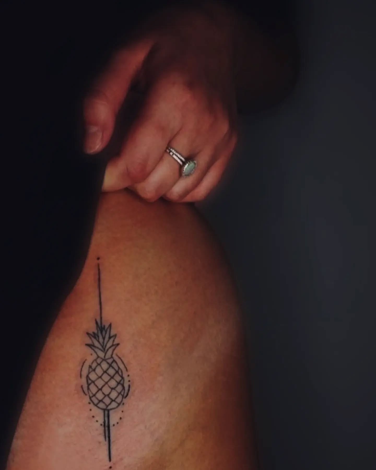 Xăm hình quả Dứa ở đùi cho nữ mini - Biểu tượng của sự cá tính, ngọt ngào và hiếu khách.