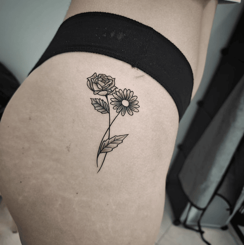 Xăm hình hoa ở đùi cho nữ mini - Đại diện cho sự tinh tế, nữ tính và nhẹ nhàng.