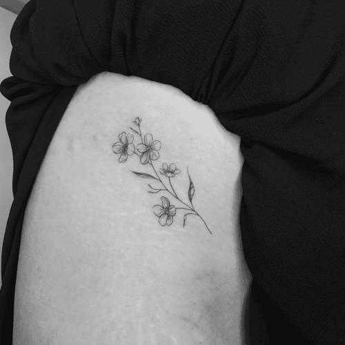 Xăm hình dây hoa ở đùi cho nữ mini - Tượng trưng cho sự mềm mại, thanh thoát và liên kết.