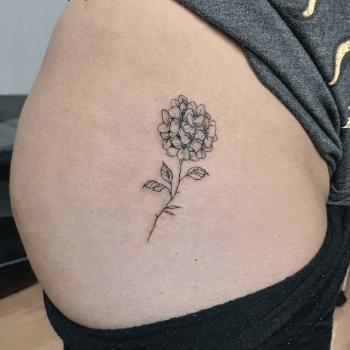 Xăm hình hoa cẩm tú cầu ở đùi cho nữ mini - Biểu tượng của lòng biết ơn, chân thành và sự thấu hiểu.