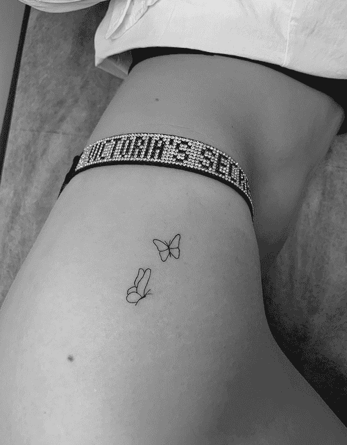 Xăm hình bướm nhỏ ở đùi cho nữ mini - Tượng trưng cho tự do, sự biến đổi và vẻ đẹp mong manh.