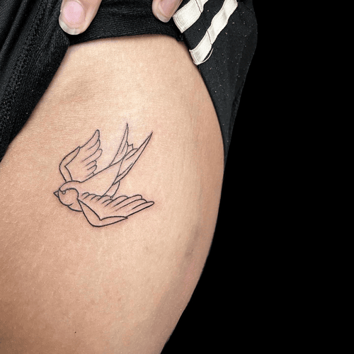 Xăm hình chim én nhỏ ở đùi cho nữ mini - Biểu tượng của may mắn, tình yêu chung thủy và sự trở về.