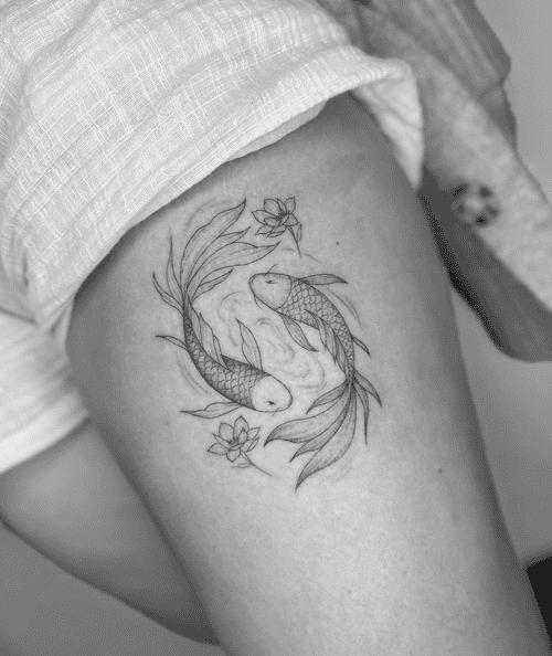 Xăm hình cá chép ở đùi cho nữ mini - Đại diện cho sự kiên trì, thành công và vượt qua khó khăn.