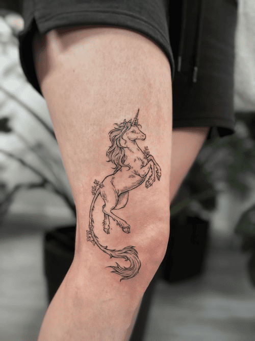 Xăm hình ngựa một sừng ở đùi cho nữ mini - Biểu tượng của sự mạnh mẽ, kỳ diệu và niềm tin vào điều không tưởng.
