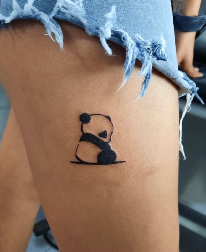 Xăm hình gấu trúc ở đùi cho nữ mini - Đại diện cho sự bình yên, dễ thương và hòa hợp với thiên nhiên.