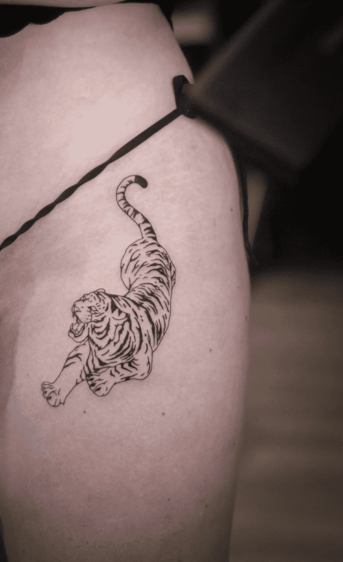 Xăm hình hổ ở đùi cho nữ mini - Tượng trưng cho sức mạnh, lòng can đảm và sự quyết tâm.