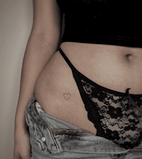 Xăm hình trái tim ở đùi cho nữ mini - Biểu tượng của tình yêu, sự lãng mạn và tình cảm.