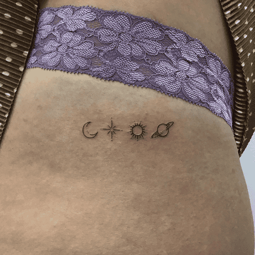 Xăm hình dải ngân hà ở đùi cho nữ mini - Đại diện cho vũ trụ, sự bí ẩn và những điều vô hạn.