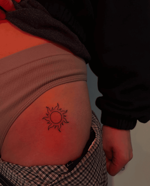 Xăm hình mặt trời ở đùi cho nữ mini - Tượng trưng cho năng lượng, sự sống và niềm vui.
