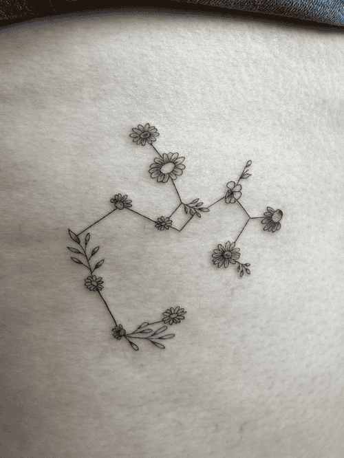 Xăm hình chòm sao ở đùi cho nữ mini - Biểu tượng của định mệnh, ước mơ và sự dẫn lối.