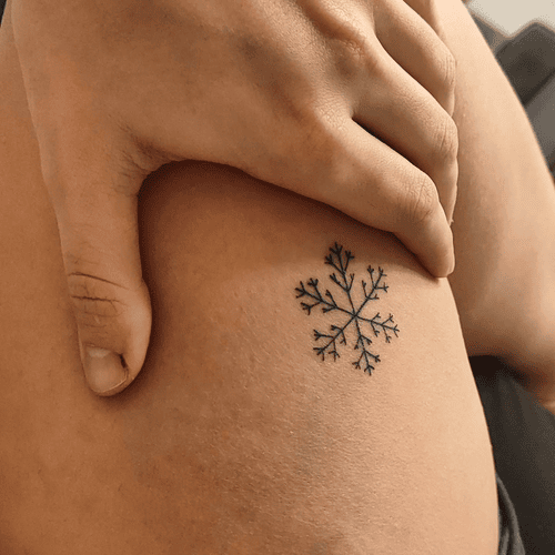Xăm hình bông tuyết ở đùi cho nữ mini - Biểu tượng của sự độc đáo, tinh khiết và vẻ đẹp thoáng qua.