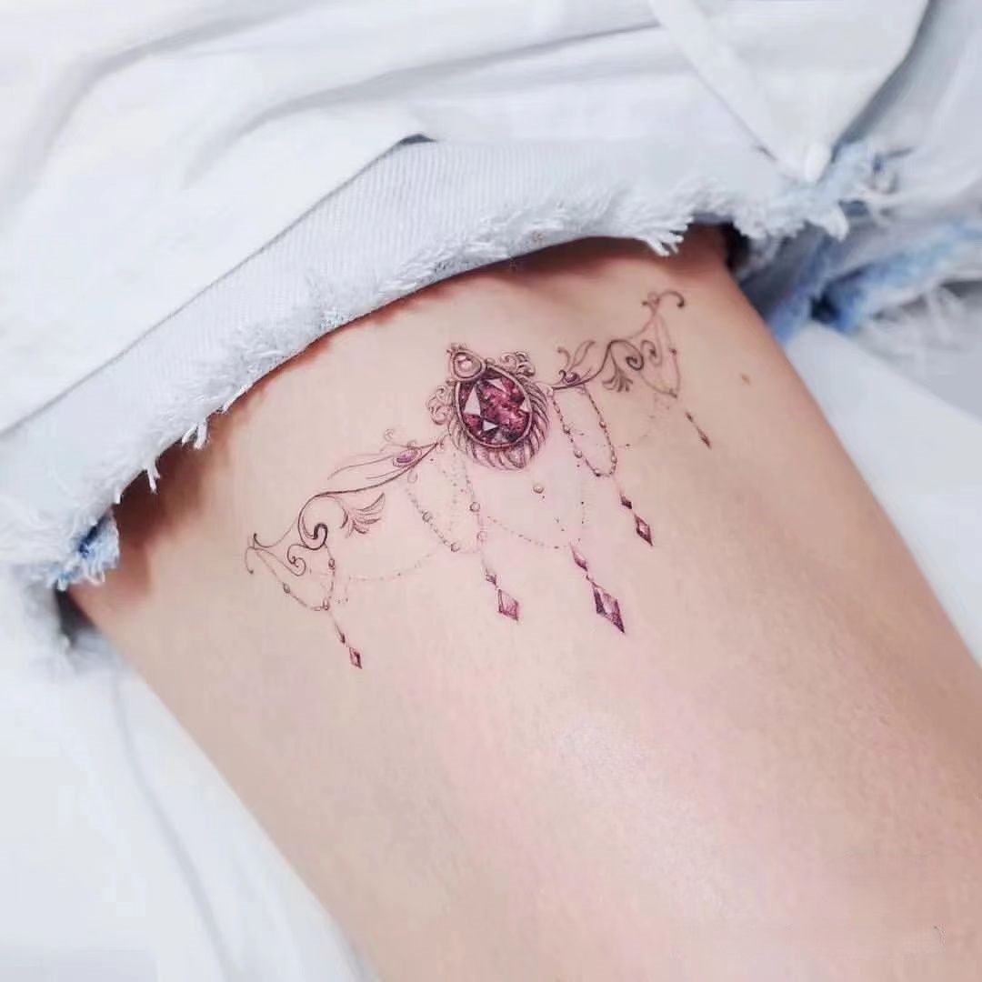 Xăm hình kim cương ở đùi cho nữ mini - Tượng trưng cho giá trị quý giá, sự kiên cường và ánh sáng.