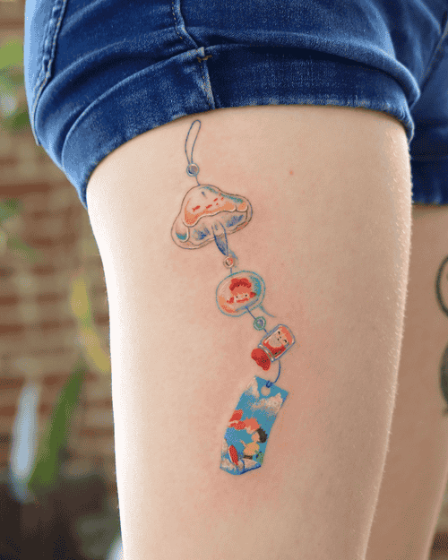 Xăm hình chuông gió ở đùi cho nữ mini - Đại diện cho sự bình an, nhẹ nhàng và âm thanh của thiên nhiên.