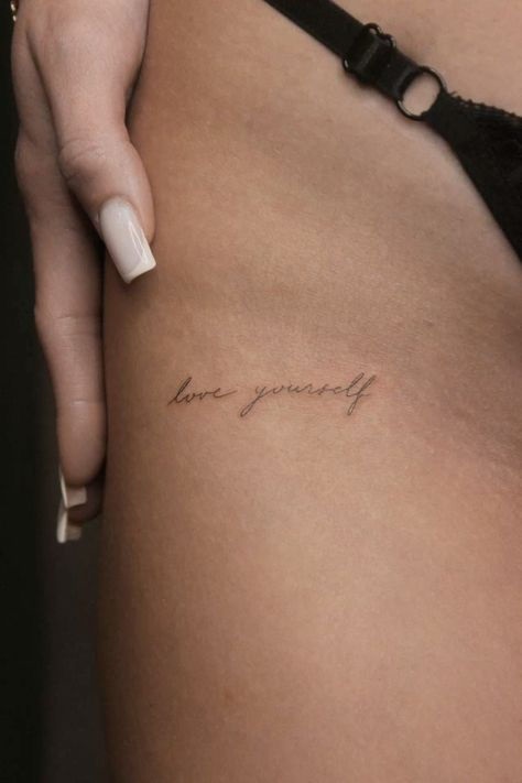 Xăm chữ ngắn ở đùi cho nữ mini - 