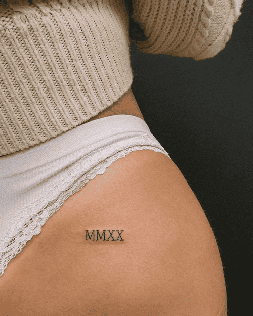 Xăm hình số La Mã ở đùi cho nữ mini - Đại diện cho những ngày đặc biệt, kỷ niệm quan trọng trong đời.