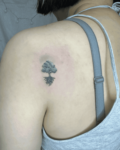 Xăm hình cây nhỏ mini cho nữ ở vai - Hiện thân của sự phát triển và trưởng thành, biểu tượng cho mối liên kết gia đình và cội nguồn vững chắc.