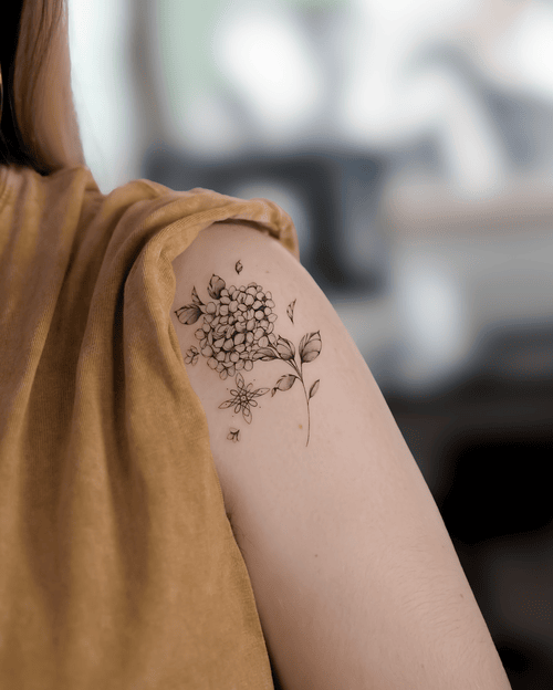 Xăm hình hoa cẩm tú cầu mini cho nữ ở vai - Biểu tượng của lòng biết ơn và tình cảm chân thành, thay đổi màu sắc theo thời gian như cuộc sống.