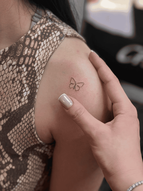 Xăm bướm mini cho nữ ở vai đẹp Hiện thân của sự tự do, tinh thần biến đổi và hành trình tái sinh, tượng trưng cho nét nữ tính mềm mại.