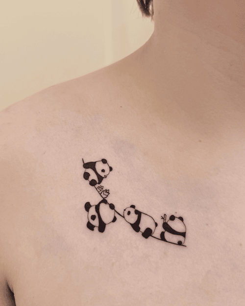Xăm hình gấu trúc mini cho nữ ở vai - Biểu tượng của sự dễ thương và bình yên, mang đến năng lượng êm dịu và tinh thần lạc quan.