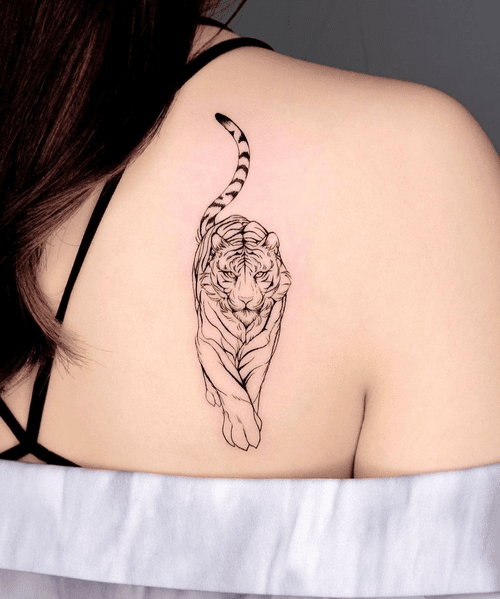 Xăm hình hổ mini cho nữ ở vai - Hiện thân của sức mạnh và lòng dũng cảm, nhưng cũng cần được yêu thương và trân trọng.