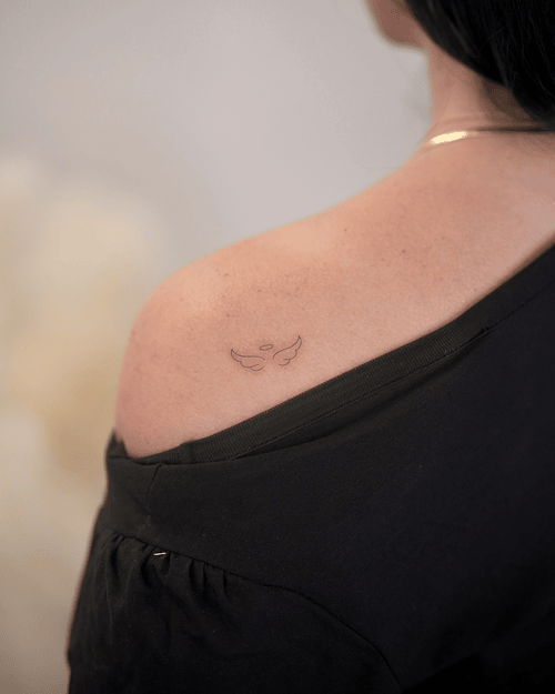 Xăm hình cánh chim mini cho nữ ở vai - Hiện thân của sự tự do và khát vọng vươn cao, là đôi cánh cho những ước mơ không giới hạn.