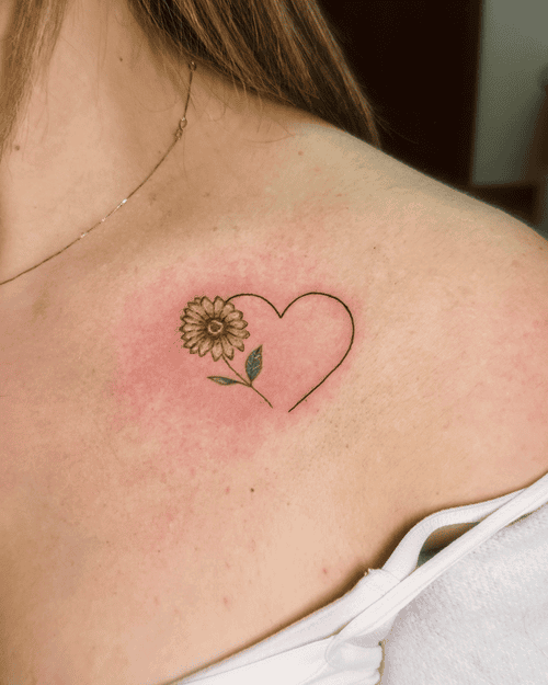 Tattoo hoa hướng dương mini cho nữ ở vai trước - Biểu tượng của niềm tin mãnh liệt, luôn hướng về phía ánh sáng và lan tỏa năng lượng tích cực.