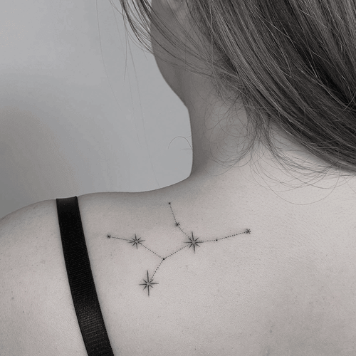 Xăm hình chòm sao mini cho nữ ở vai - Biểu tượng của định mệnh và con đường đã được viết trên bầu trời, dẫn lối cho những khát vọng lớn lao.
