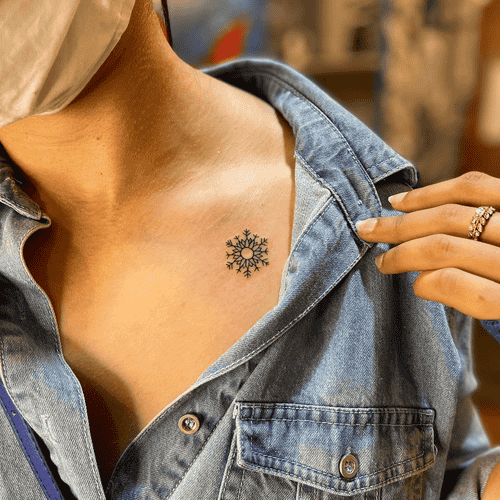 Xăm hình bông tuyết mini cho nữ ở vai - Biểu tượng của sự độc đáo và tinh khiết, nhắc nhở rằng không có hai bông tuyết nào giống nhau như con người.