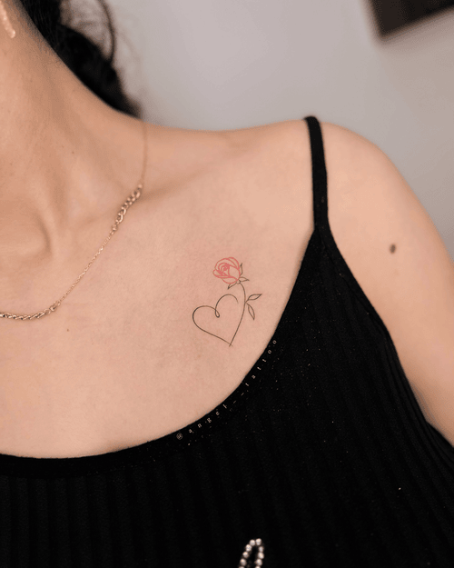 Xăm hình trái tim mini cho nữ ở vai - Biểu tượng vĩnh cửu của tình yêu, sự gắn kết và những cảm xúc sâu sắc nhất trong tâm hồn.