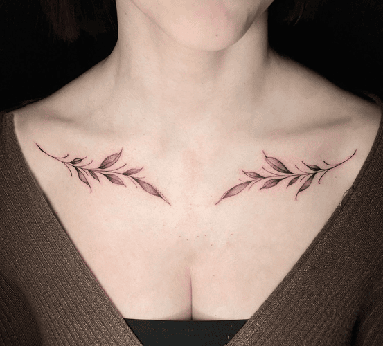 Xăm hình hoa văn đối xứng mini cho nữ ở vai - Thể hiện sự cân bằng hoàn hảo giữa tâm hồn và thể xác, kết nối với năng lượng tâm linh sâu sắc.