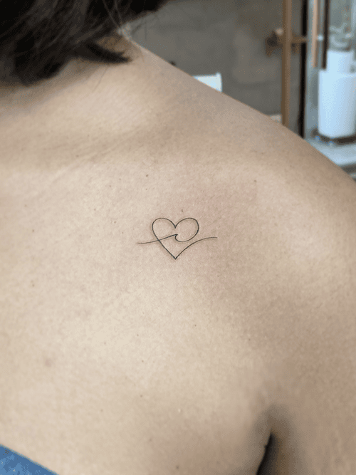 Xăm hình vô cực mini cho nữ ở vai - Biểu tượng của sự vĩnh hằng và không giới hạn, thể hiện triết lý sống không ngừng khám phá và phát triển.