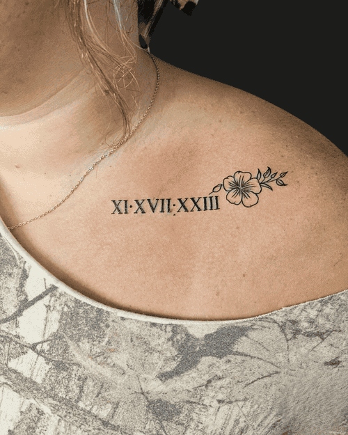 Xăm hình số La Mã mini cho nữ ở vai - Khắc ghi những mốc thời gian đặc biệt, biến khoảnh khắc quan trọng thành dấu ấn vĩnh cửu trên da.