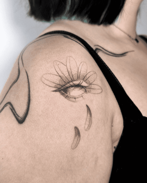Xăm hình mắt mini cho nữ ở vai - Cửa sổ tâm hồn, biểu tượng của sự tỉnh thức và nhận thức sâu sắc về ý nghĩa cuộc sống.