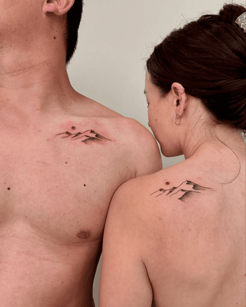 Xăm hình đôi mini cho nữ ở vai - Minh chứng cho mối liên kết đặc biệt và không thể tách rời giữa hai tâm hồn đồng điệu.