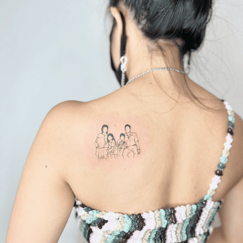 Xăm hình gia đình mini cho nữ ở vai - Khắc ghi tình thân thiêng liêng và những kỷ niệm quý giá, là mối liên kết vĩnh cửu với nguồn cội.
