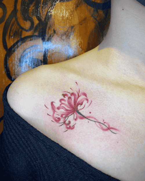 Xăm hình hoa bỉ ngạn mini cho nữ ở vai - Loài hoa của định mệnh và nỗi nhớ, kết nối giữa hai thế giới và biểu tượng của tình yêu vượt thời gian.