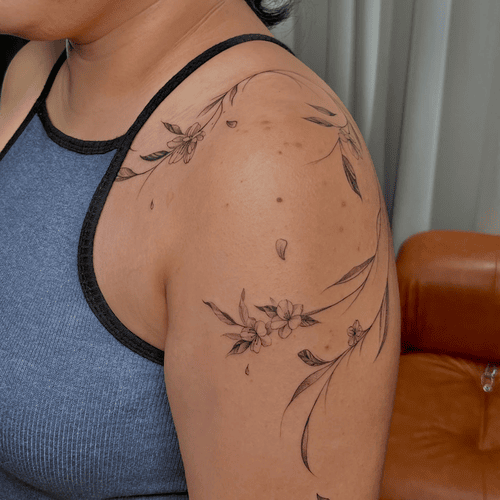 Xăm hình dây leo mini cho nữ ở vai - Biểu tượng của sự kết nối và liên tục, thể hiện nét đẹp mềm mại và tinh tế của người phụ nữ.