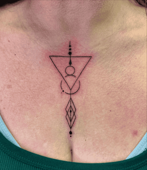 Xăm hình geometric fine-line ở ngực cho nữ mini: Đường nét mảnh kết hợp với hình học tạo nên vẻ đẹp hiện đại