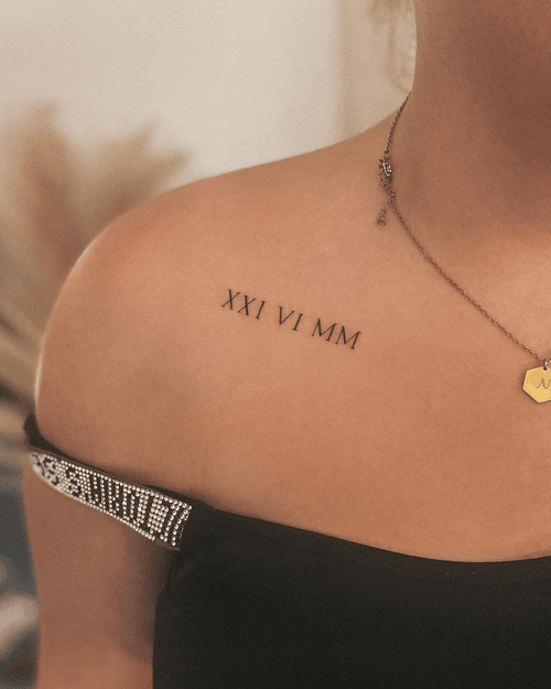 Xăm hình số La Mã ở ngực cho nữ mini: Thường dùng để xăm ngày tháng quan trọng