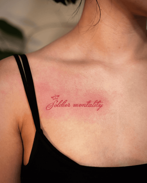 Xăm hình chữ tiếng Anh ý nghĩa ở ngực cho nữ mini: Những câu nói truyền cảm hứng