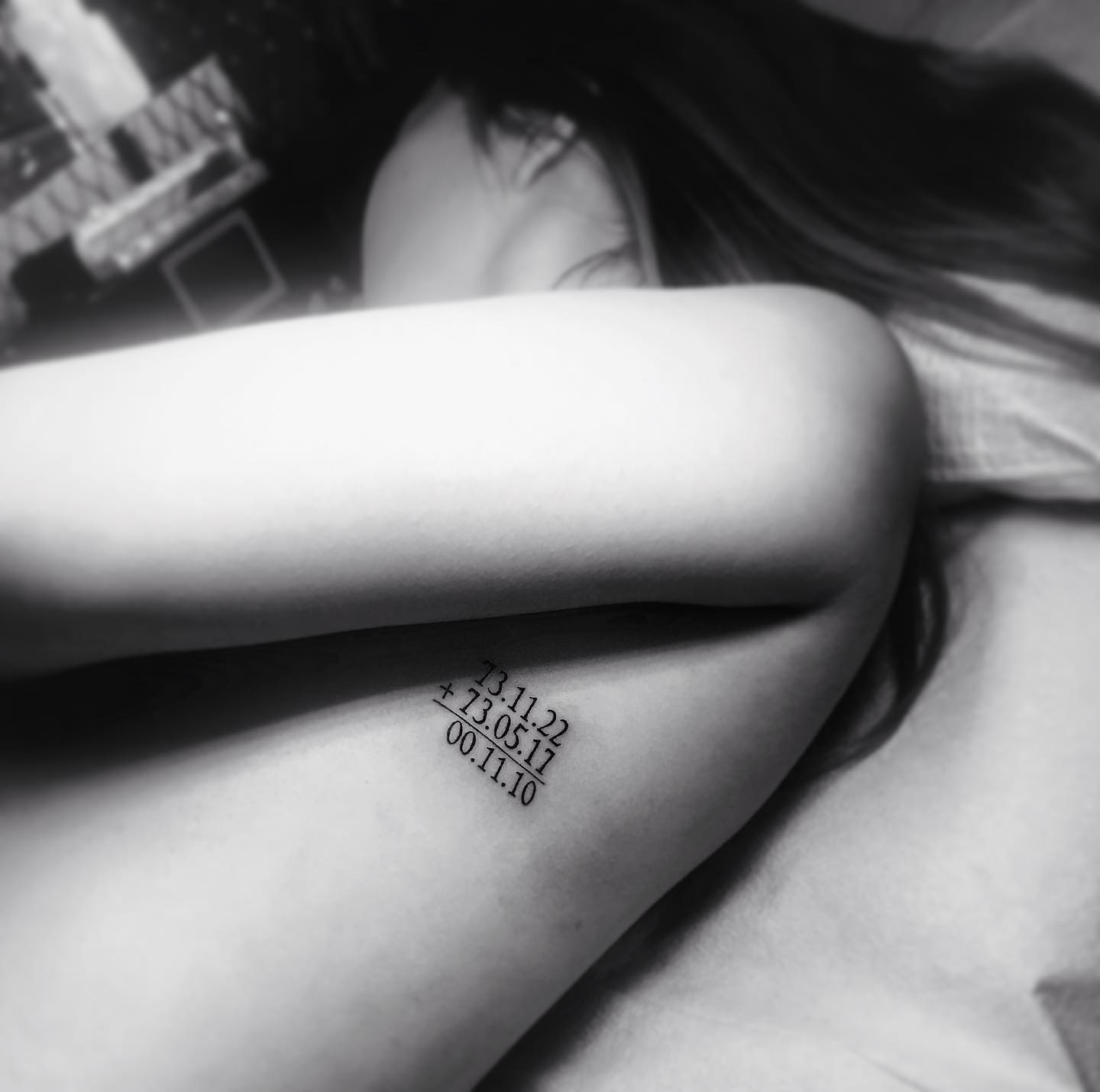 Xăm hình ngày tháng năm sinh ở ngực cho nữ mini: Kỷ niệm ngày đặc biệt của bản thân hoặc người thân