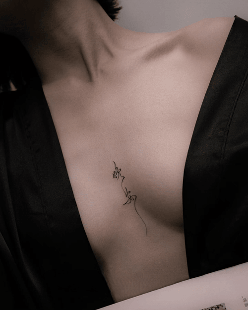 Xăm hình chữ thư pháp ở ngực cho nữ mini: Mang vẻ đẹp nghệ thuật truyền thống