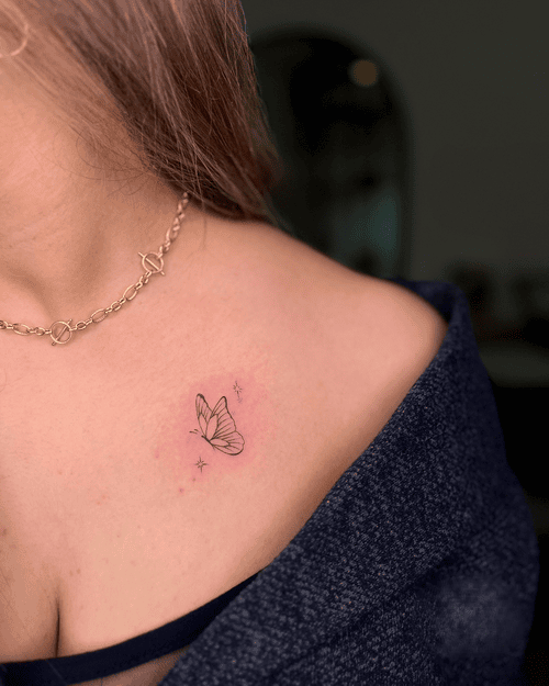 Xăm hình bướm mini ở ngực cho nữ: Biểu tượng của sự tự do, biến đổi và tái sinh