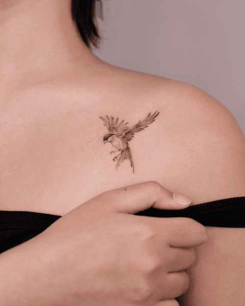 Xăm hình chim én mini ở ngực cho nữ: Tượng trưng cho hy vọng, may mắn và sự trở về